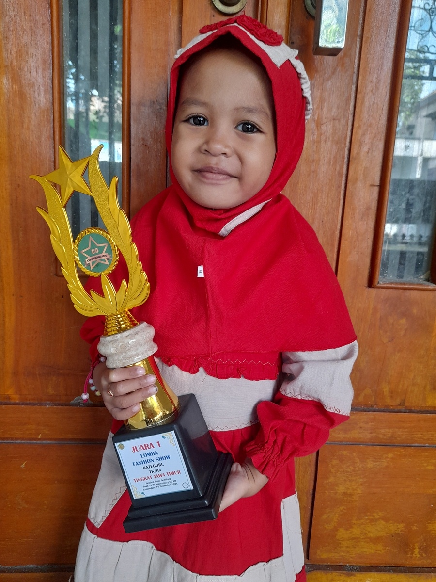 SUKA MEWARNAI: Assyifa Putri Ramadhani, anak TK Muslimat NU 15. (IST/RDR.LMG)