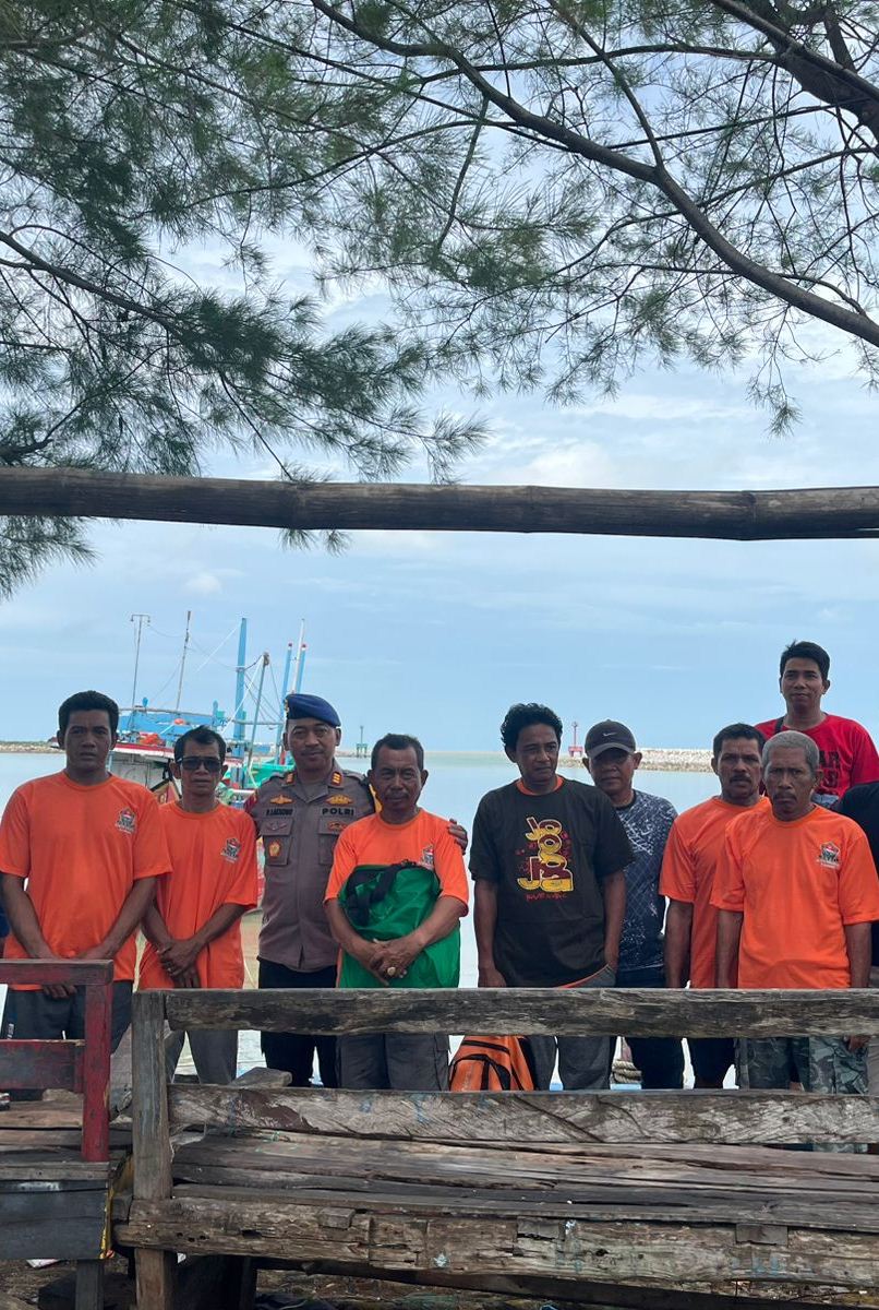 TERSELAMATKAN: Tujuh anak buah Kapal Bintang Kharisma bersama petugas sebelum dijemput perusahaannya di sekitar Pelabuhan Paciran. (IST/RDR.LMG)