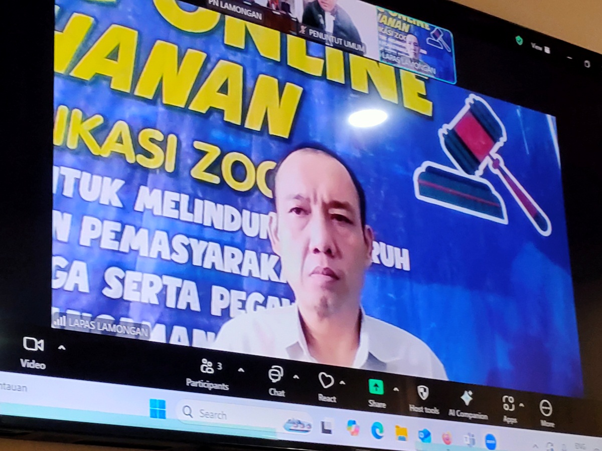 DIVONIS 3,5 TAHUN PENJARA: Agus Susanto menjalani sidang putusan kasus penipuan motor.  (IST/RDR.LMG)