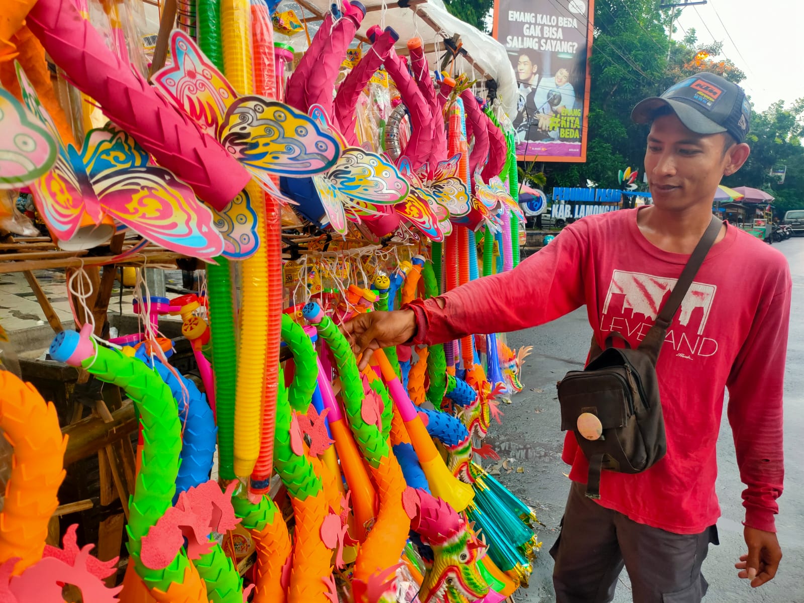 MENYAMBUT TAHUN BARU: Sejumlah pedagang mulai menjajakan berbagai jenis terompet di sekitar Alun-Alun Lamongan.&nbsp;(Ahmad Asip / Radar Lamongan)
