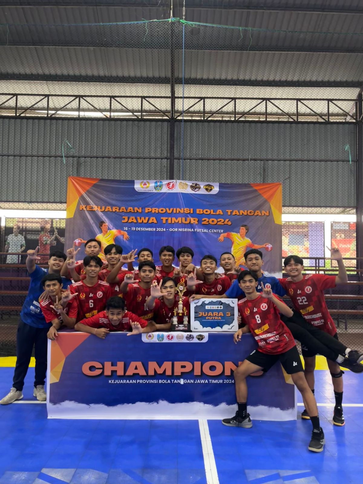 FOTO BERSAMA: Tim putra bola tangan Lamongan berhasil meraih juara tiga pada Kejurprov U-20 di Surabaya. (IST/RDR.LMG)