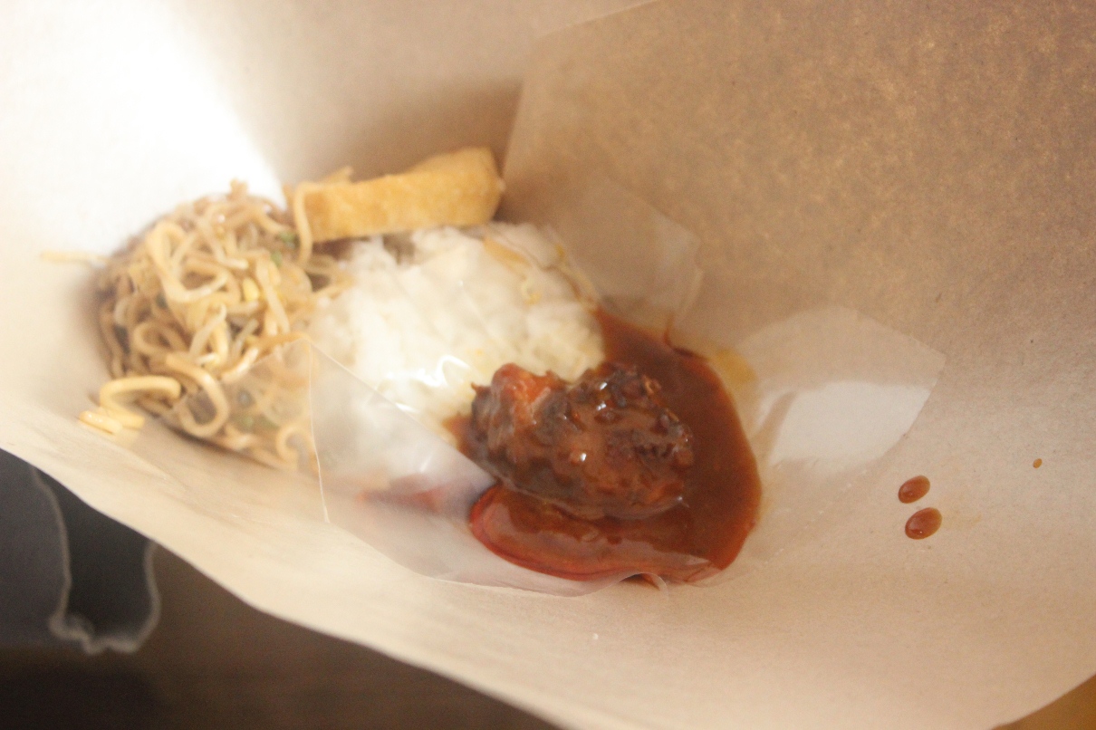 MENU SEDERHANA: Nasi bungkus pondok. (GAMAL A/RDR.LMG)