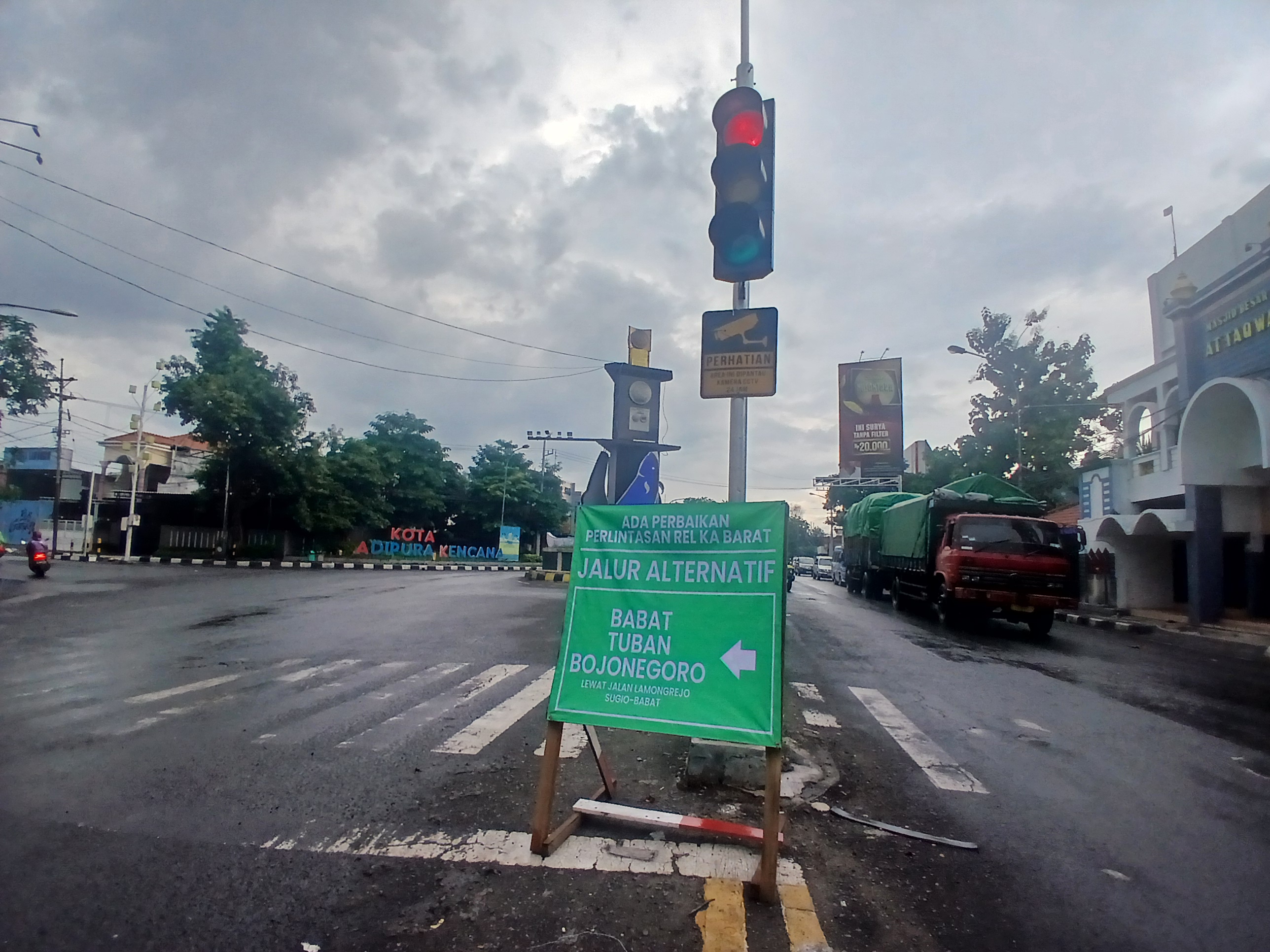 JALAN ALTERNATIF: Banner petunjuk yang dipasang di dekat Tugu Adipura Lamongan. (ANJAR DWI PRADIPTA/RDR.LMG)