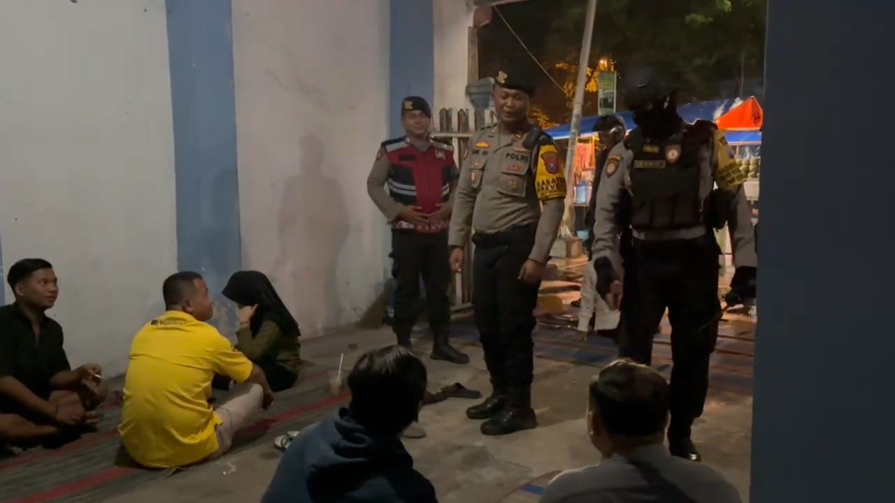 PATROLI KE TEMPAT MANGKAL: Petugas mendatangi tempat yang ramai pengunjung. (IST/RDR.LMG)