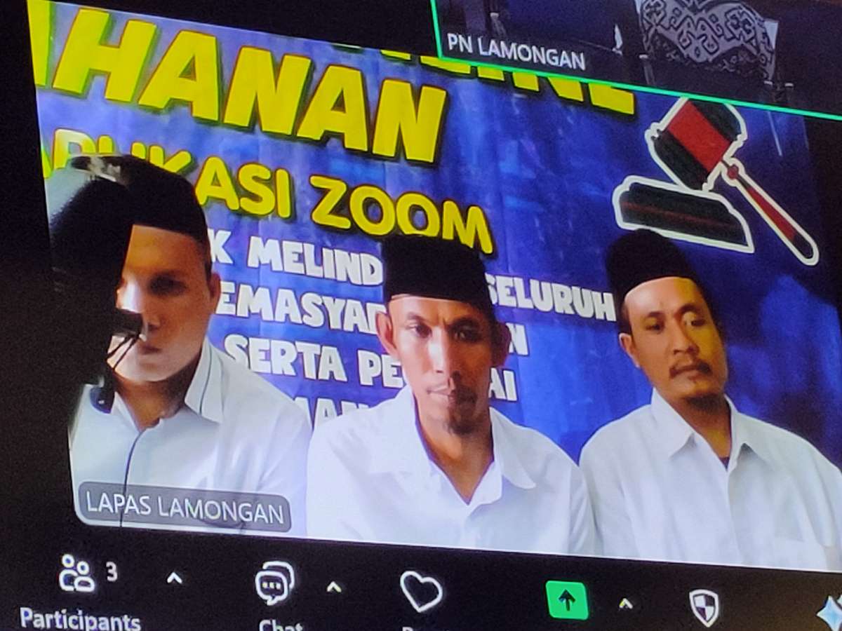 DIVONIS BERBEDA: Tiga terdakwa kasus perampasan dan penadahan motor menjalani sidang online di Pengadilan Negeri Lamongan. (IST/RDR.LMG)