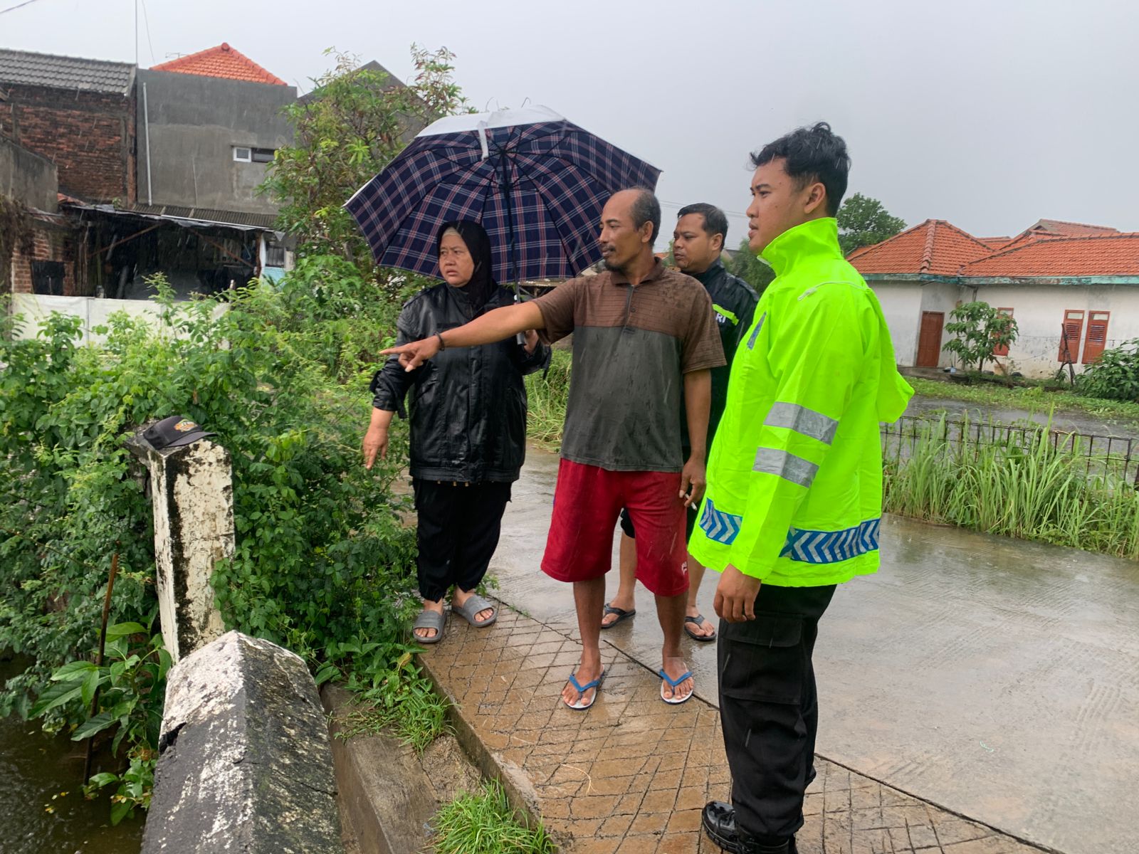 Petugas Polsek Deket bersama Warga Dusun Keputran Desa Dinoyo Kecamatan Deket mendatangi telaga tempat kejadian tenggelamnya siswa SD (IST. / Radar Lamongan)