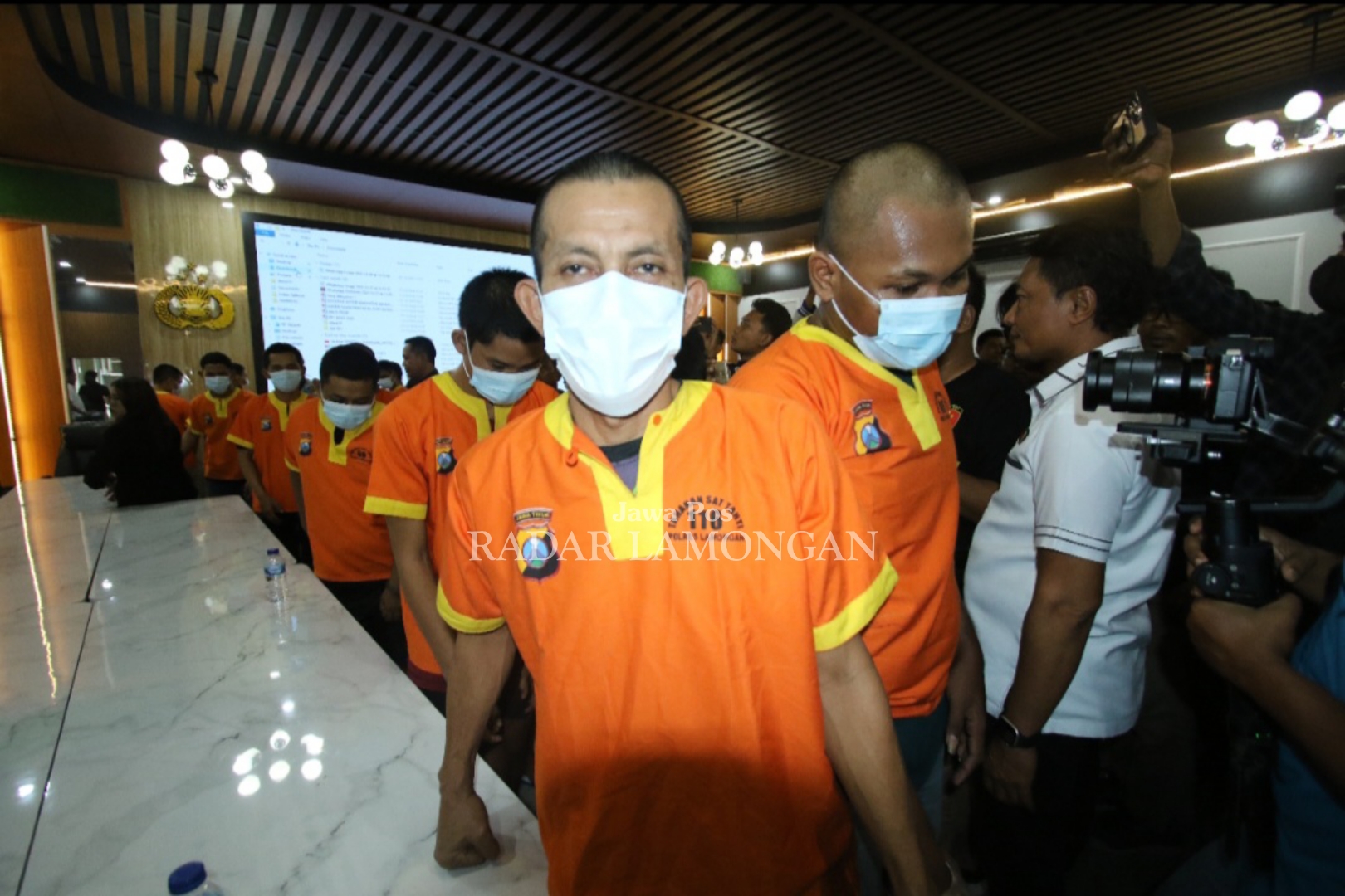 TERJERAT KASUS: Polres Lamongan merilis puluhan tersangka kasus pungli, judol, TPPO, dan beberapa kasus lainnya.&nbsp;(Anjar / Radar Lamongan)