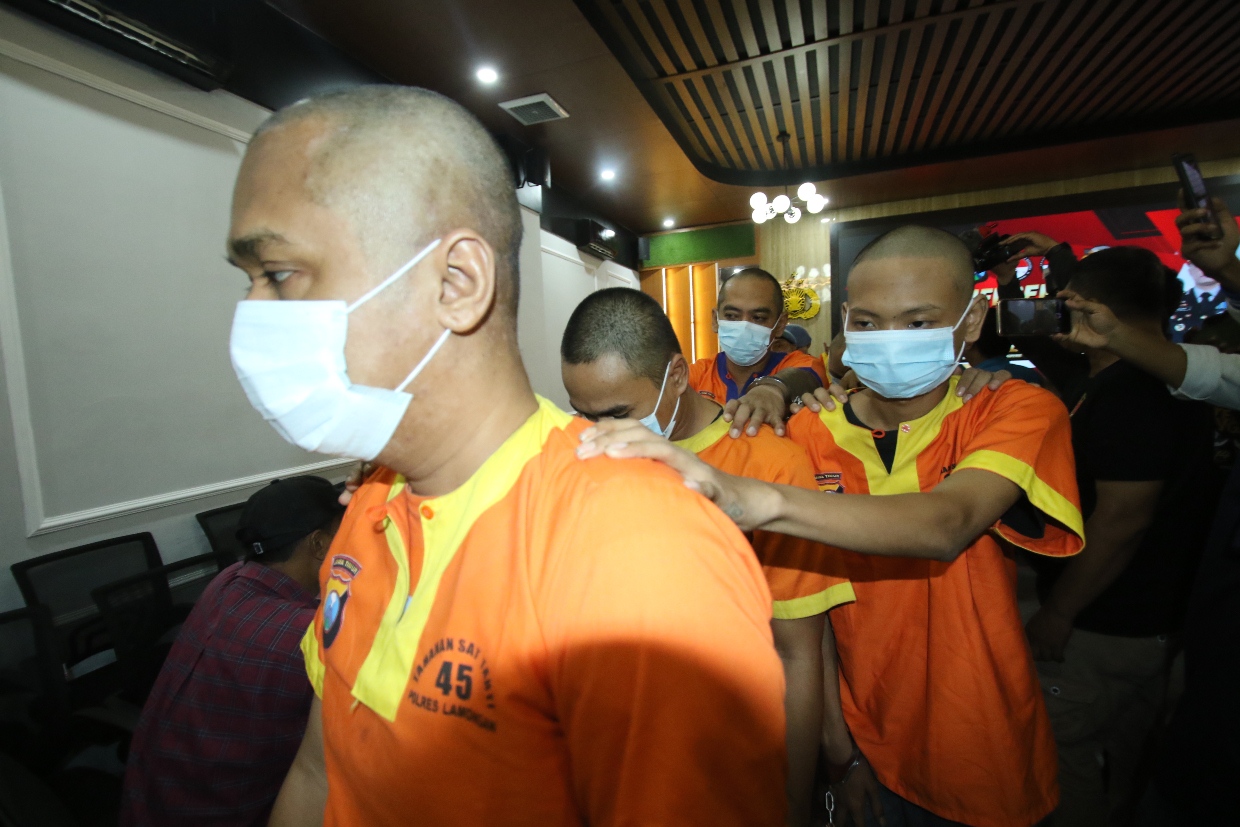 TERJERAT NARKOBA: Tersangka kasus narkoba di Mapolres Lamongan. (ANJAR DWI PRADIPTA/RDR.LMG)