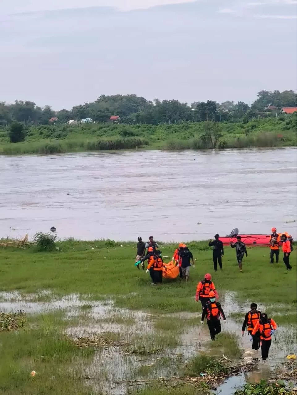 TEMUKAN KORBAN TENGGELAM: Tim SAR gabungan melakukan evakuasi korban laka air di area Bendung Gerak Sembayat di Kecamatan Bungah, Gresik. (Yudhi Radar Gresik)
