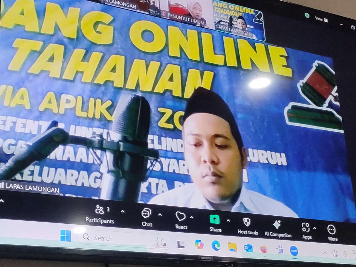 DITUNTUT SETAHUN PENJARA: Achmad Noer Arief menjalani persidangan secara online di PN Lamongan. (IST/RDR.LMG)