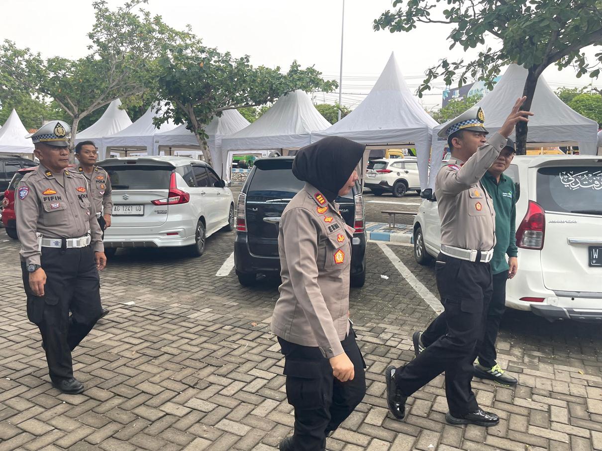 CEK KE WBL: Satlantas Polres Lamongan yang memantau kepadatan lalu lintas di pantura Lamongan. (IST/RDR.LMG)