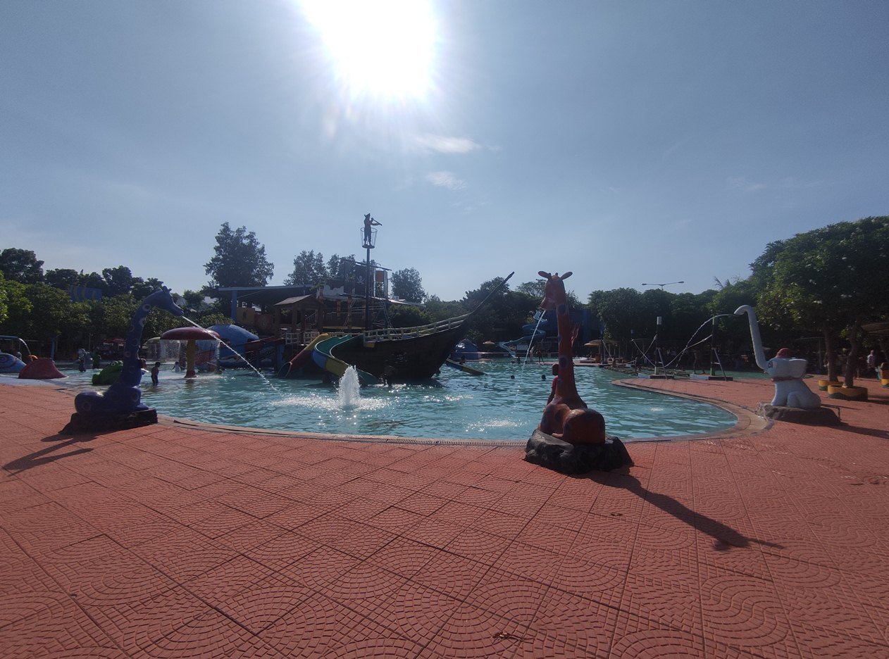 HARUS BISA TERUS BERSAING: Salah satu wahana yang ada di Wisata Bahari Lamongan. (ANJAR DWI PRADIPTA/RDR.LMG)