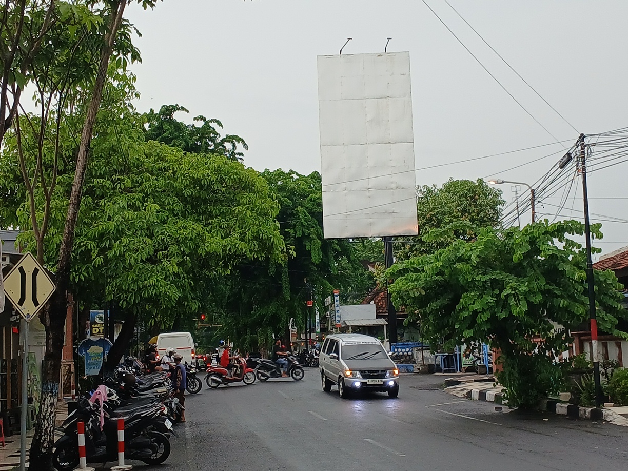 PERLU DIMAKSIMALKAN: Salah satu papan reklame di Kecamatan Lamongan yang belum ada gambar reklamenya. (ANJAR DWI PRADIPTA/RDR.LMG)