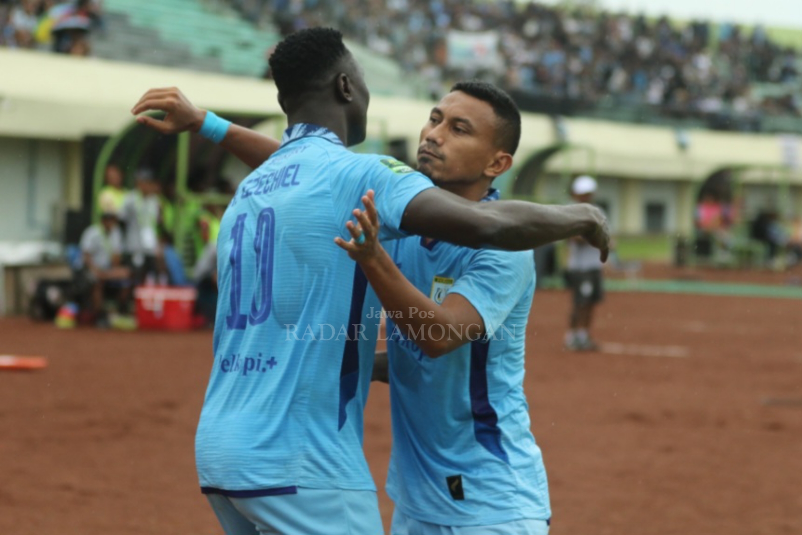 SALING MELENGKAPI: Ezeciel Ndouassel dan Rifaldi Bawuo mampu menunjukkan chemistry cukup bagus dilaga sebelumnya.&nbsp;(Anjar / Radar Lamongan)