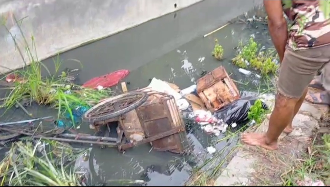 Becak, M. Khusnan, warga Desa Plaosan yang ditemukan meninggal dunia di dalam sungai (ist. / Radar Lamongan)