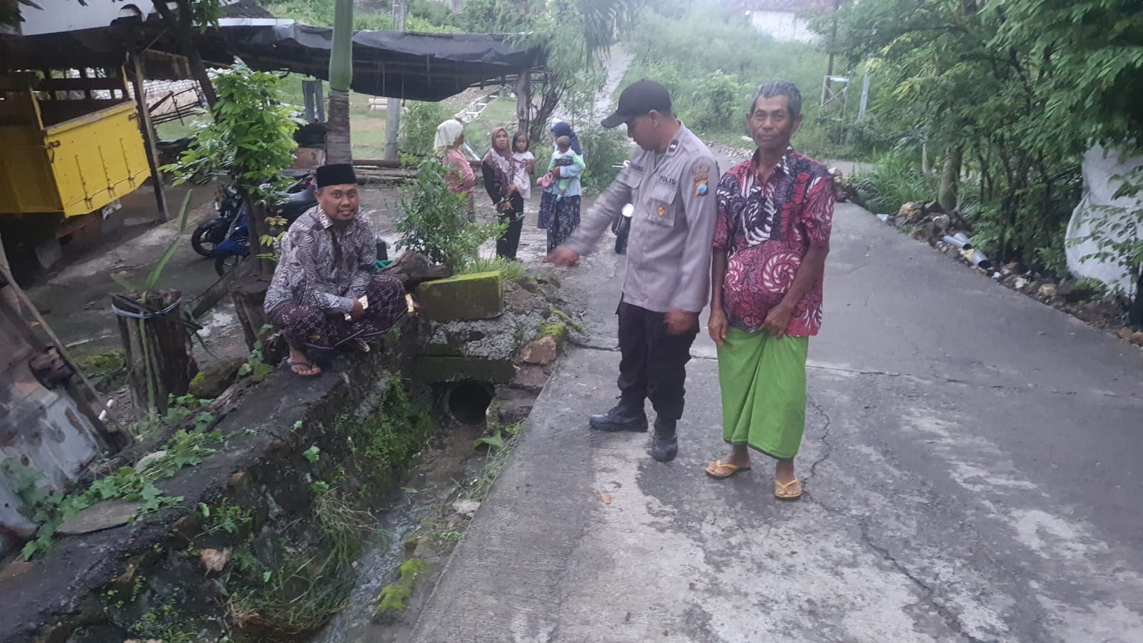 Petugas Polsek Brondong mendatangi TKP (Ist. / Radar Lamongan)