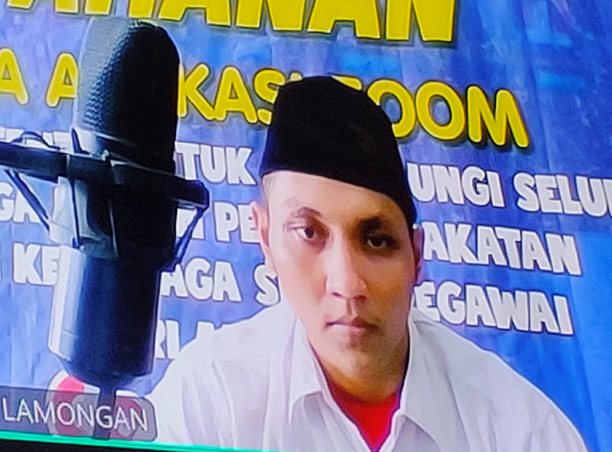 TERANCAM HUKUMAN MAKSIMAL 7 TAHUN: M Mukhlis menjalani persidangan secara online di PN Lamongan. (IST/RDR.LMG)