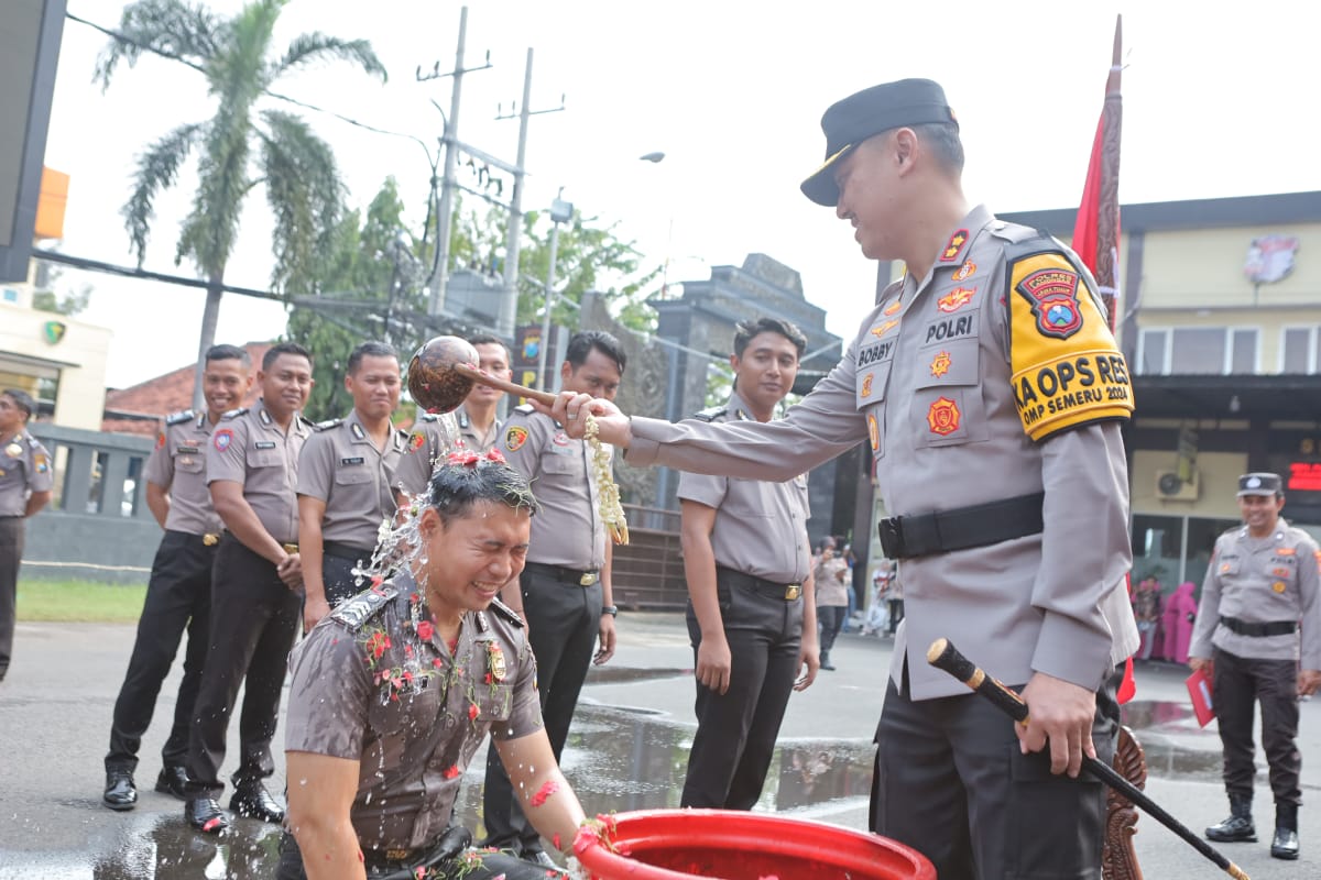 NAIK PANGKAT: Prosesi yang diikuti anggota Polres Lamongan setelah diumumkan kenaikan pangkatnya. (IST/RDR.LMG)
