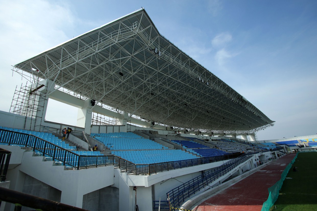 BELUM SELESAI 100 PERSEN: Pembangunan Stadion Surajaya Lamongan masih berlangsung hingga saat ini. (ANJAR DWI PRADIPTA/RDR.LMG)