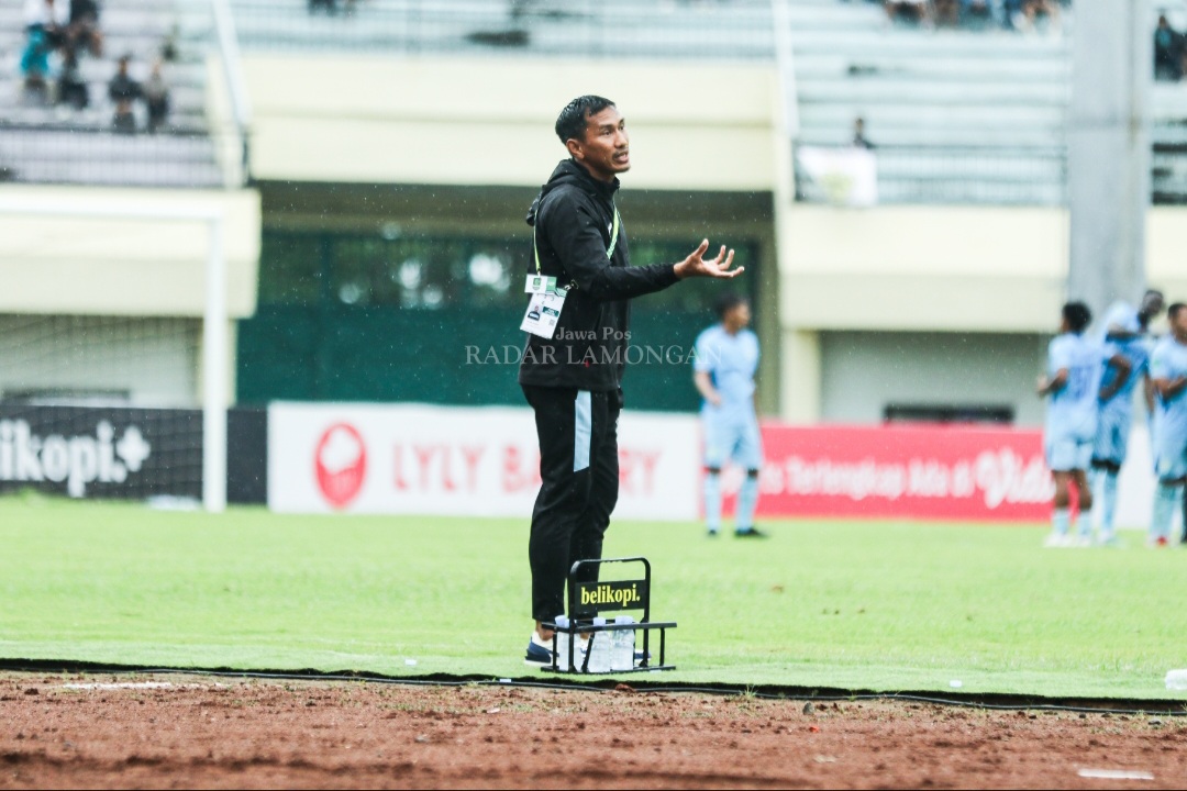 Zulkifli Syukur mewaspadai dua mantan pemain Persela yang saat ini beramain untuk Persipal (Anjar / Radar Lamongan)