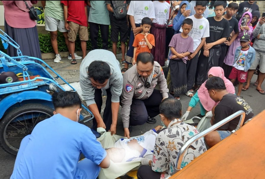 Korban diperiksa oleh anggota dan warga sekita (Ist. / Radar Lamongan)
