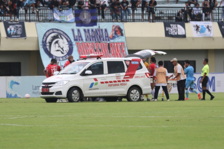 Rayhan Utina, pemain muda Persela harus dilarikan ke Rumah Sakit karena benturan dengan pemain Persipal (Anjar / Radar Lamongan)