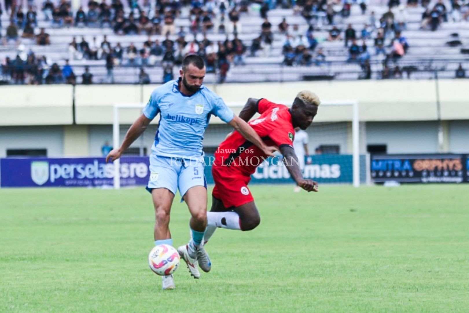 DEBUT PERDANA: Stoper asing Persela, Fabien Garcia saat berduel dengan striker Persipal FC. (Anjar / Radar Lamongan)