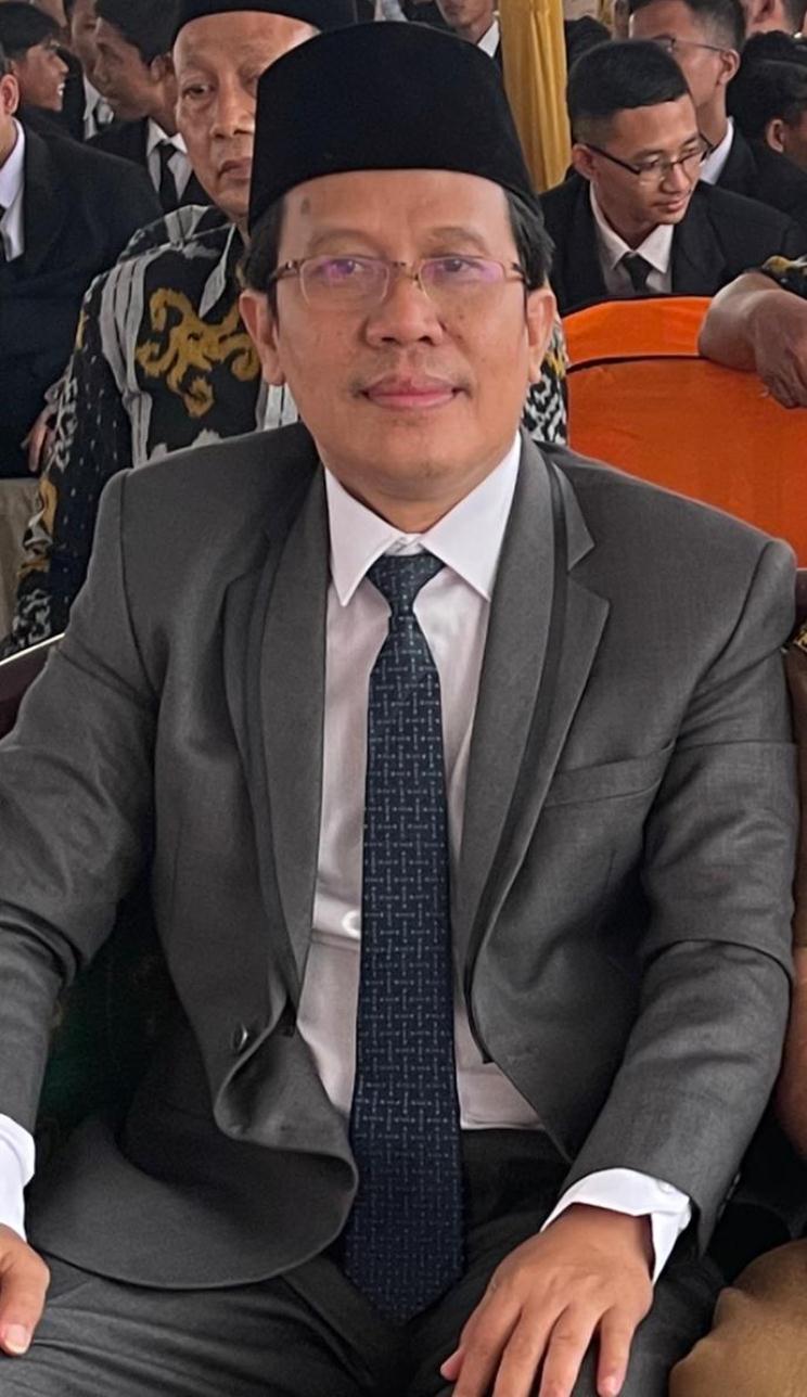 TELITI SEJARAH: Fathur Rahman, S.Pd., M.Pd, kepala SMA Negeri 1 Paciran. (IST/RDR.LMG)