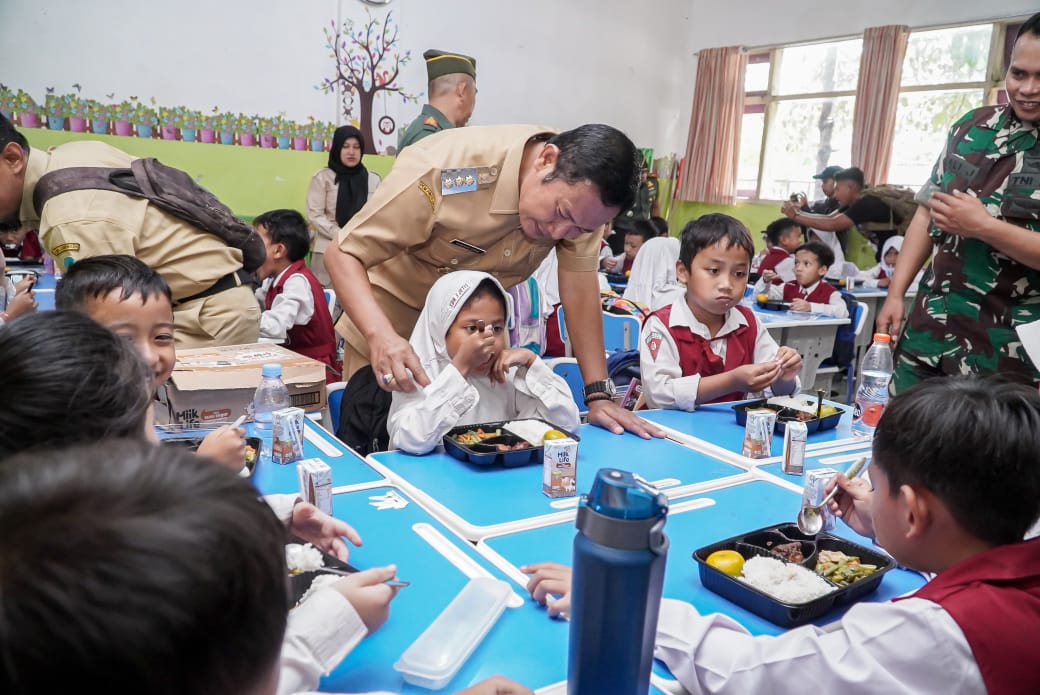 DUKUNG PENUH: Bupati Yes saat meninjau langsung uji coba program makan bergizi gratis.