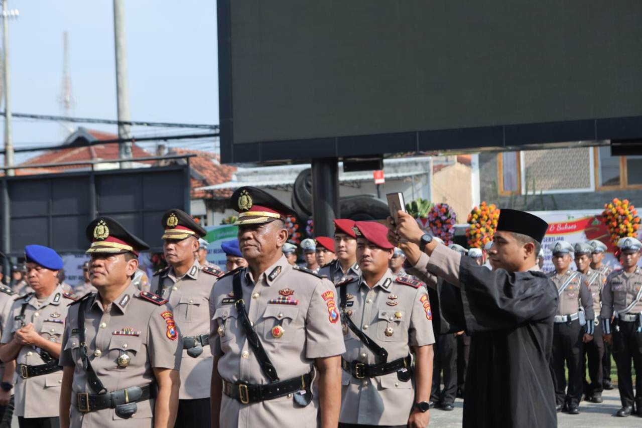 DISUMPAH: Petinggi Polres Lamongan yang menjalani sertijab kemarin pagi. (IST/RDR.LMG)