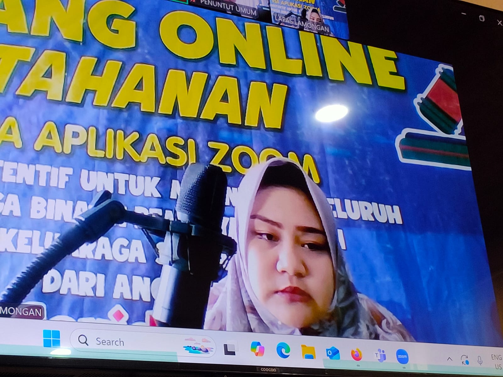 LEBIH RINGAN: Terdakwa penggelapan uang pembayaran sertifikat notaris, Aslihatul Mutholaah saat mendengarkan putusan dari Majelis Hakim PN Lamongan.&nbsp;
