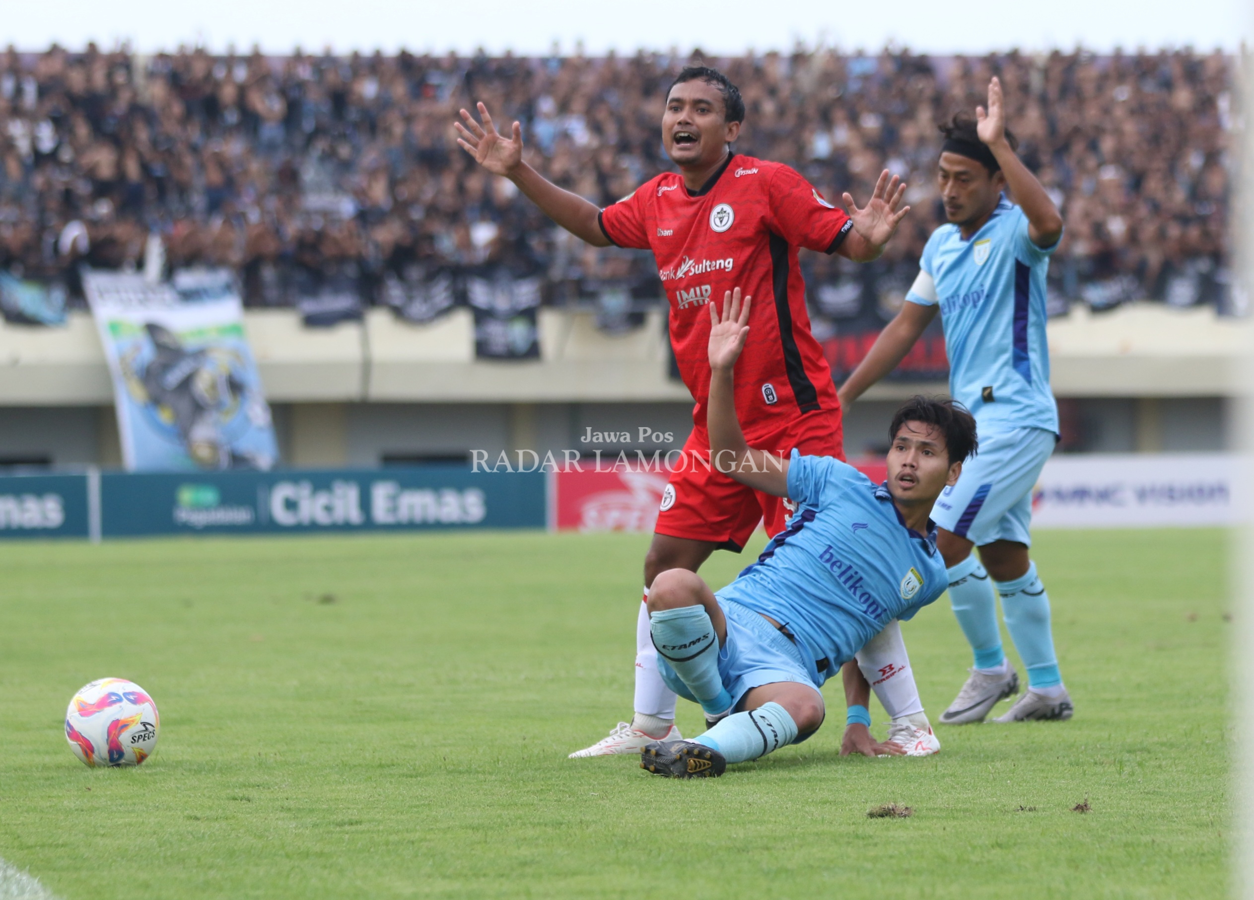Salah satu pemain Persela U21 yang diturunkan melawan Persipal Palu, Ihsan Siregar (bawah), (Anjar / Radar Lamongan)