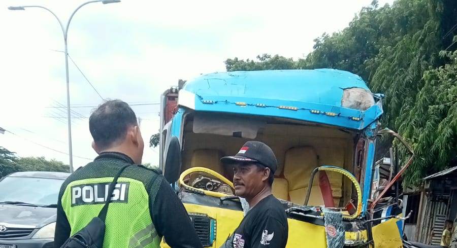 BARANG BUKTI: Truk yang terlibat kecelakaan di jalan nasional masuk Desa/Kecamatan Sukodadi. (IST/RDR.LMG)
