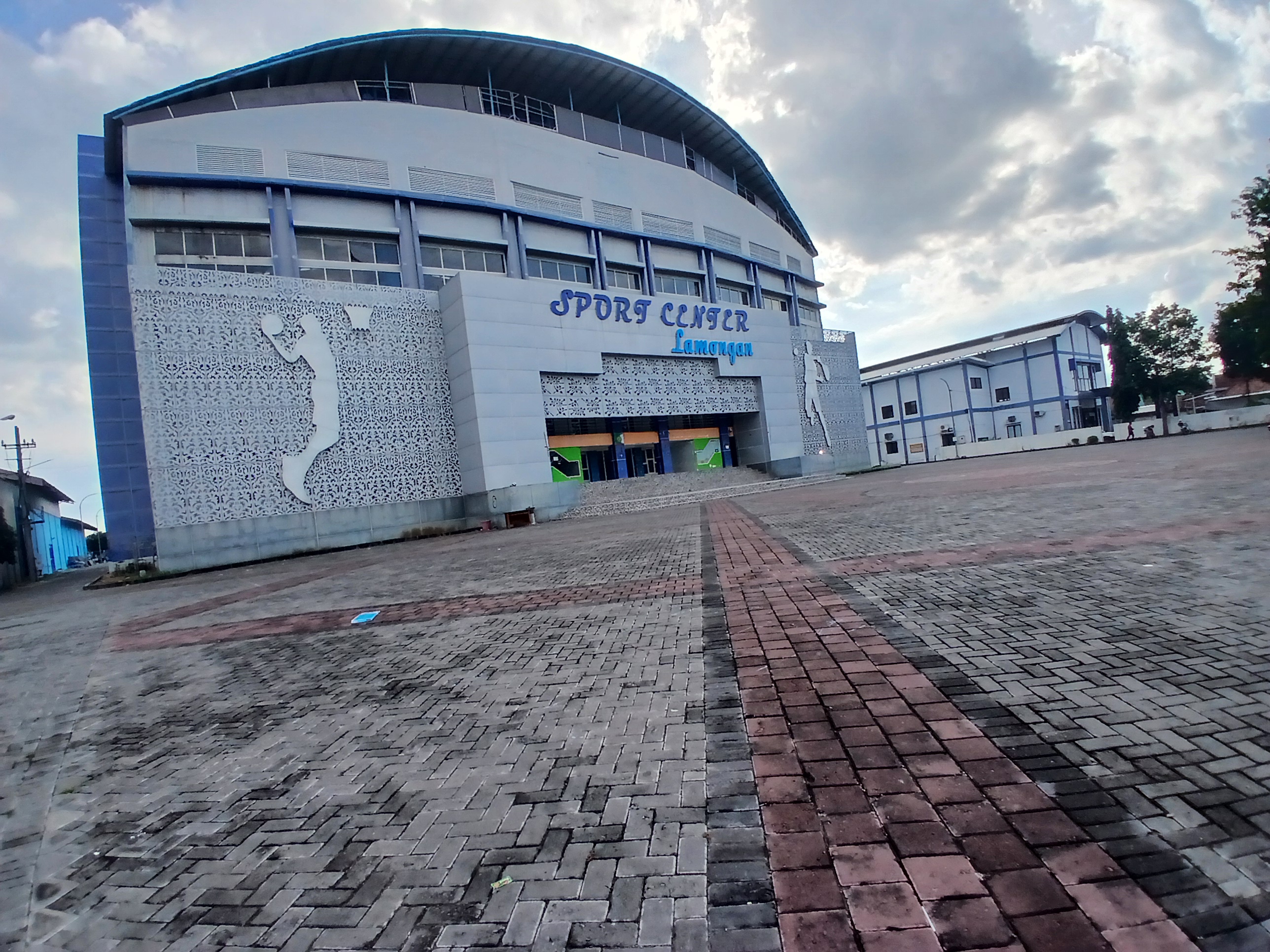 DITARGET 100 JUTA RUPIAH: Gedung Sport Center Lamongan yang disewakan untuk swasta. (ANJAR DWI PRADIPTA/RDR.LMG)