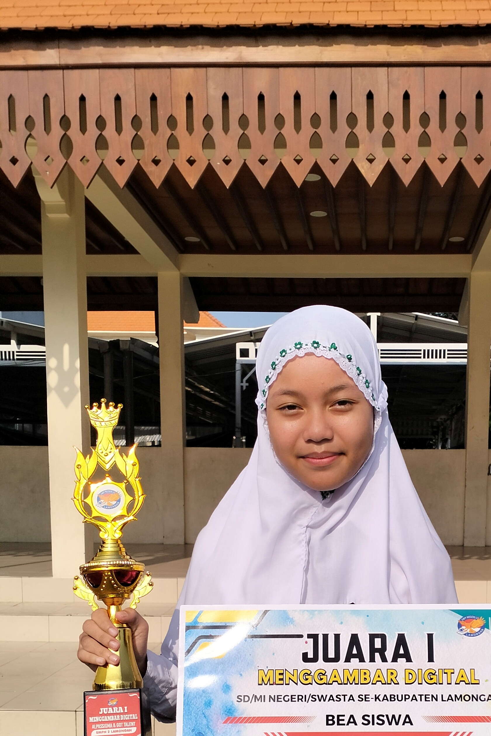 MENGGAMBAR DI HP: Allesha Elmira Az Zahra. (IST/RDR.LMG)