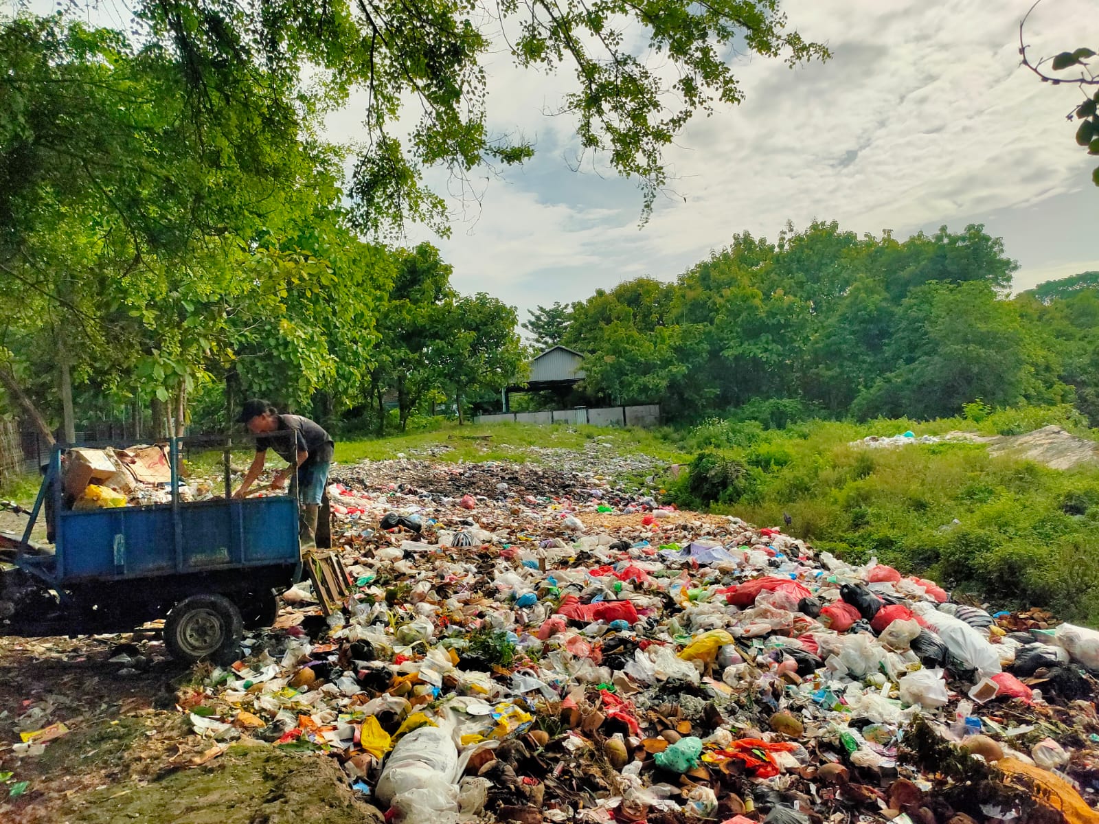 LAUTAN SAMPAH: Warga Dusun Bujel, Desa Sendangrejo, Kecamatan Ngimbang berharap TPS direlokasi karena menimbulkan pencemaran lingkungan.