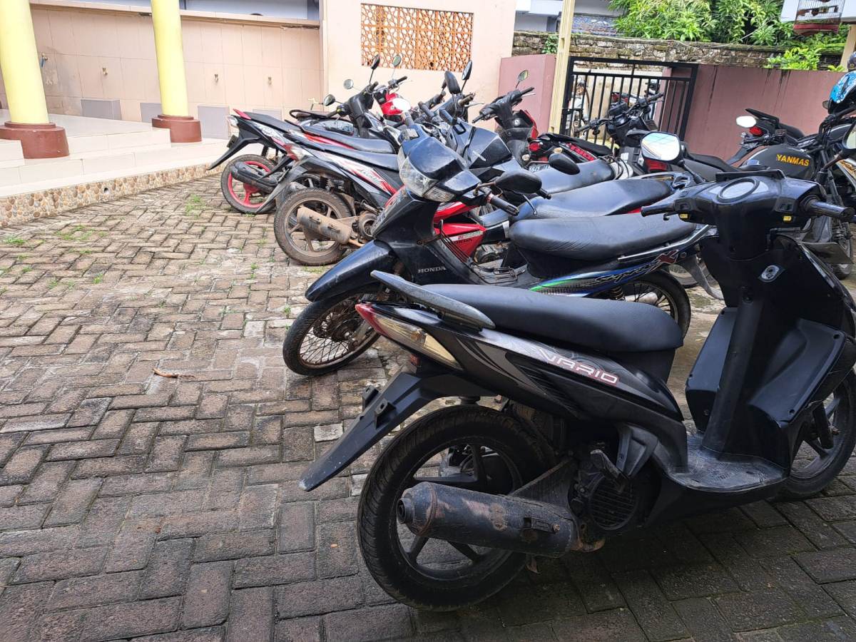 BARANG BUKTI: Sebagian motor yang diamankan dari arena sabung ayam di Desa Brengkok, Kecamatan Brondong, Rabu (9/1). (IST/RDR.LMG)