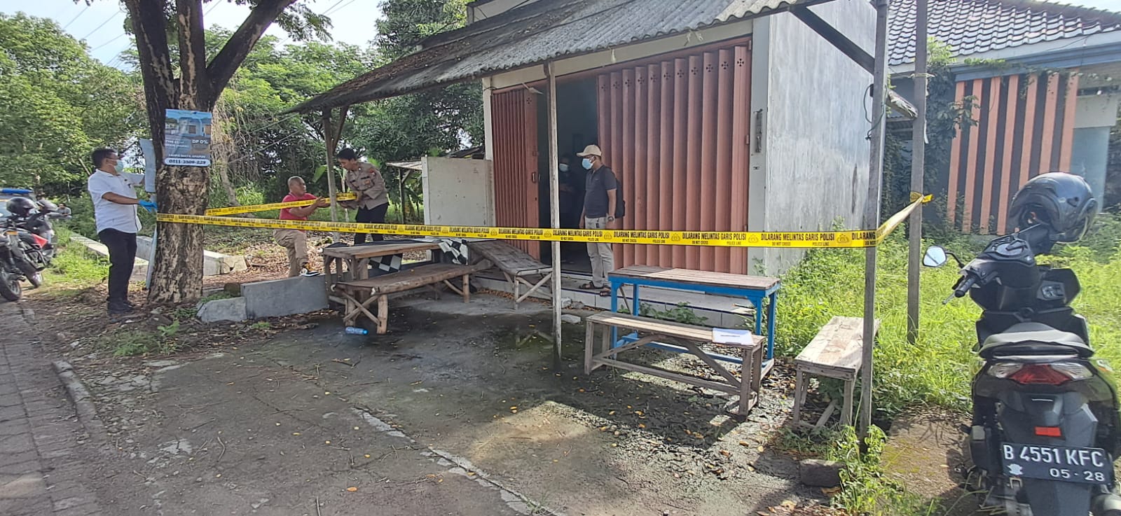 Warung kopi tempat ditemukan mayat berjenis kelamin perempuan di Desa Made sudah digaris polisi oleh petugas (Gamal A / Radar Lamongan)