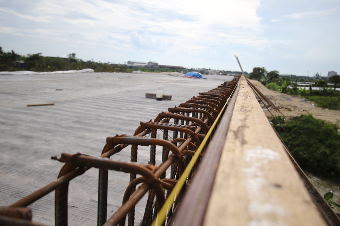 BAKAL ADA LOKASI UNTUK PASAR IKAN: Jalan lingkar utara yang belum selesai 100 persen. Pemkab Lamongan merencanakan membangun pasar ikan di sekitar JLU. (ANJAR DWI PRADIPTA/RDR.LMG)