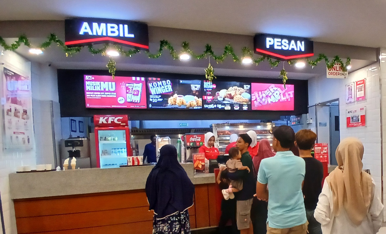 PAJAK 10 PERSEN: Salah satu tempat yang menjual makanan dan minuman di Lamongan. (ANJAR DWI PRADIPTA/RDR.LMG)