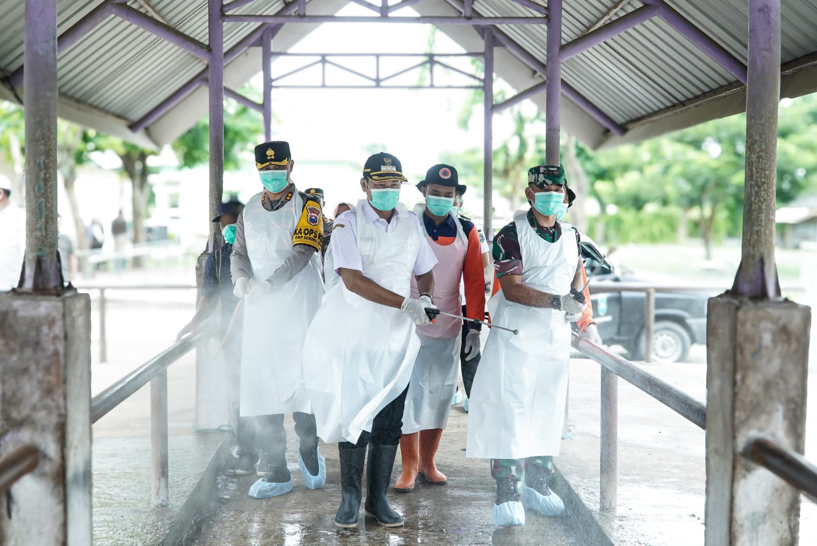 TEKAN PENULARAN PMK: Bupati Yes bersama jajaran Forkopimda Lamongan melakukan disinfektan di pasar hewan Tikung, untuk mengantisipasi penyebaran virus PMK.