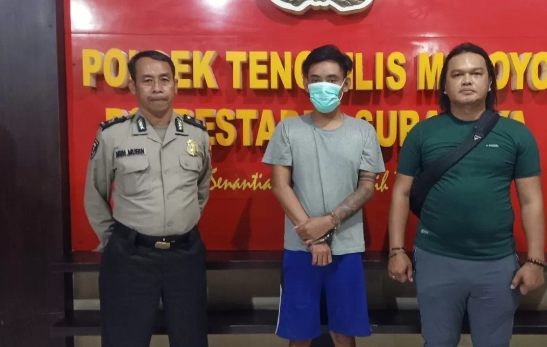 DIAMANKAN:Tersangka Sukma Raharjo S diamankan di Mapolsek Tenggilis Mejoyo Surabaya gegara mencuri di minimarket. (IST/RDR.SIDOARJO)