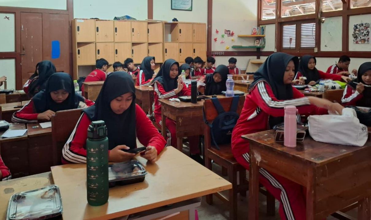 BELUM MENYELURUH: Siswa makan bergizi gratis masih terfokus siswa di Kecamatan Lamongan. (IST/RDR.LMG)