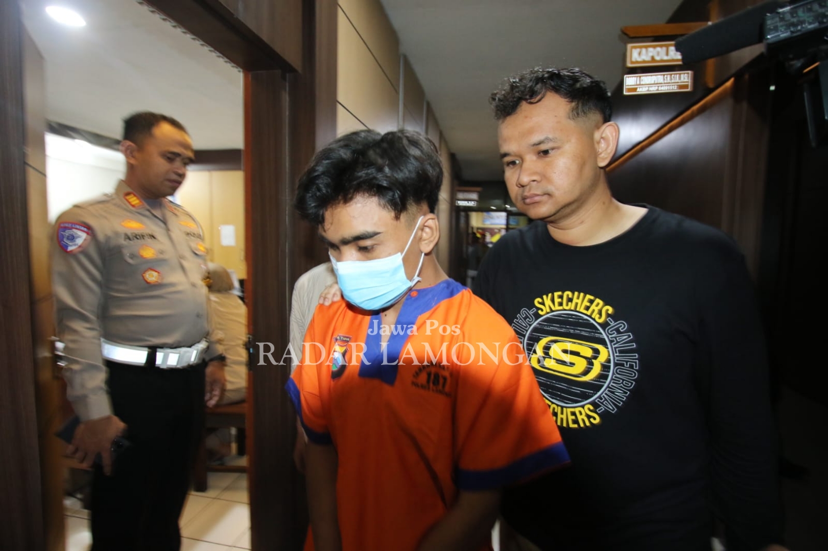PERNAH TERLIBAT KASUS PENCURIAN : Ai didampingi anggota Polres Lamongan. (Anjar Dwi Pradipta/Radar Lamongan)