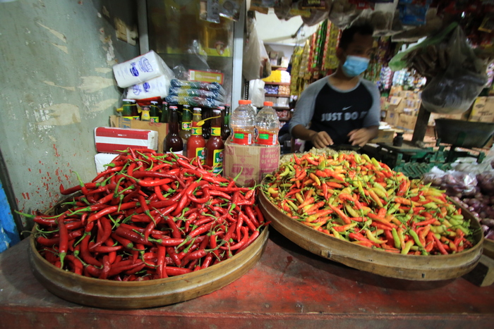 HARGA BELUM STABIL: Cabai yang dijual di Pasar Sidoharjo, Lamongan. (Anjar Dwi Pradipta/Radar Lamongan)