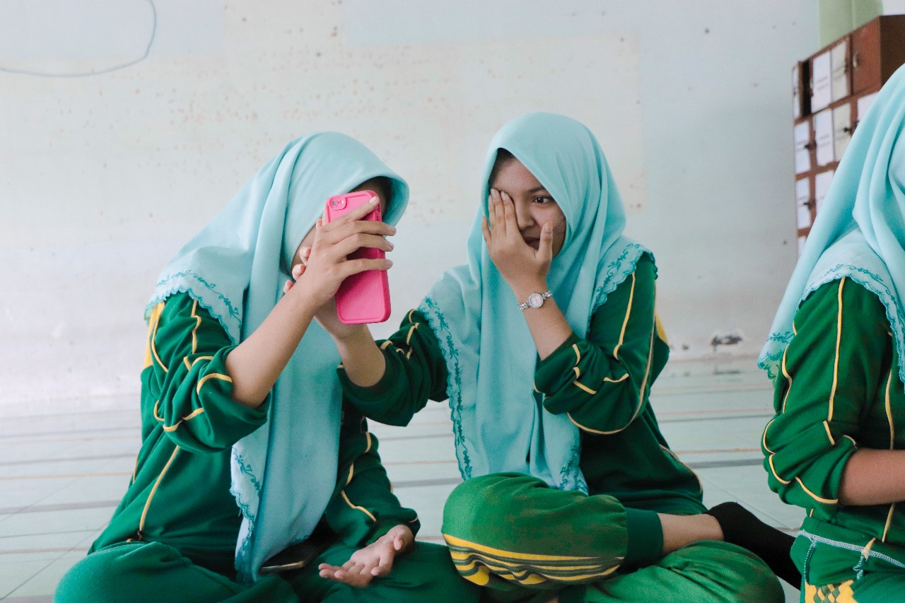 PRAKTIS : Salah satu siswa saat melakukan tes mata online melihatlebihjelas.id untuk mengetahui kondisi mata terkini melalui gawai. (IST/RADAR LAMONGAN)