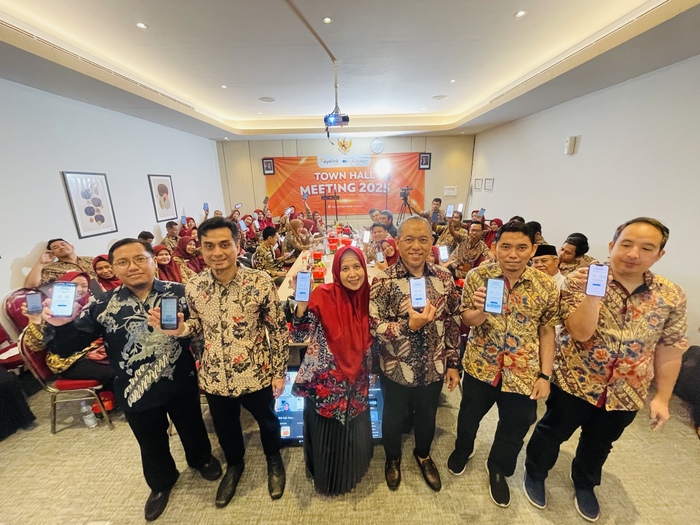 Tes Mata Online : Para direksi Eyelink Group saat menunjukkan hasil tes online, pada peluncuran tes mata online Melihat #LebihJelas di National Eye Center Surabaya, kemarin. (ISTIMEWA/RADAR LAMONGAN)