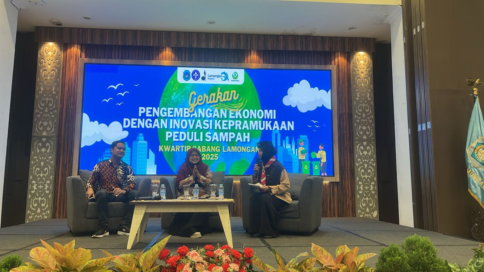 TINGKATKAN KEPEDULIAN LINGKUNGAN: Workshop Gerakan Pengembangan Ekonomi dengan Inovasi Kepramukaan Peduli Sampah di lantai 7 gedung Pemkab Lamongan.  (IST/RADAR LAMONGAN)