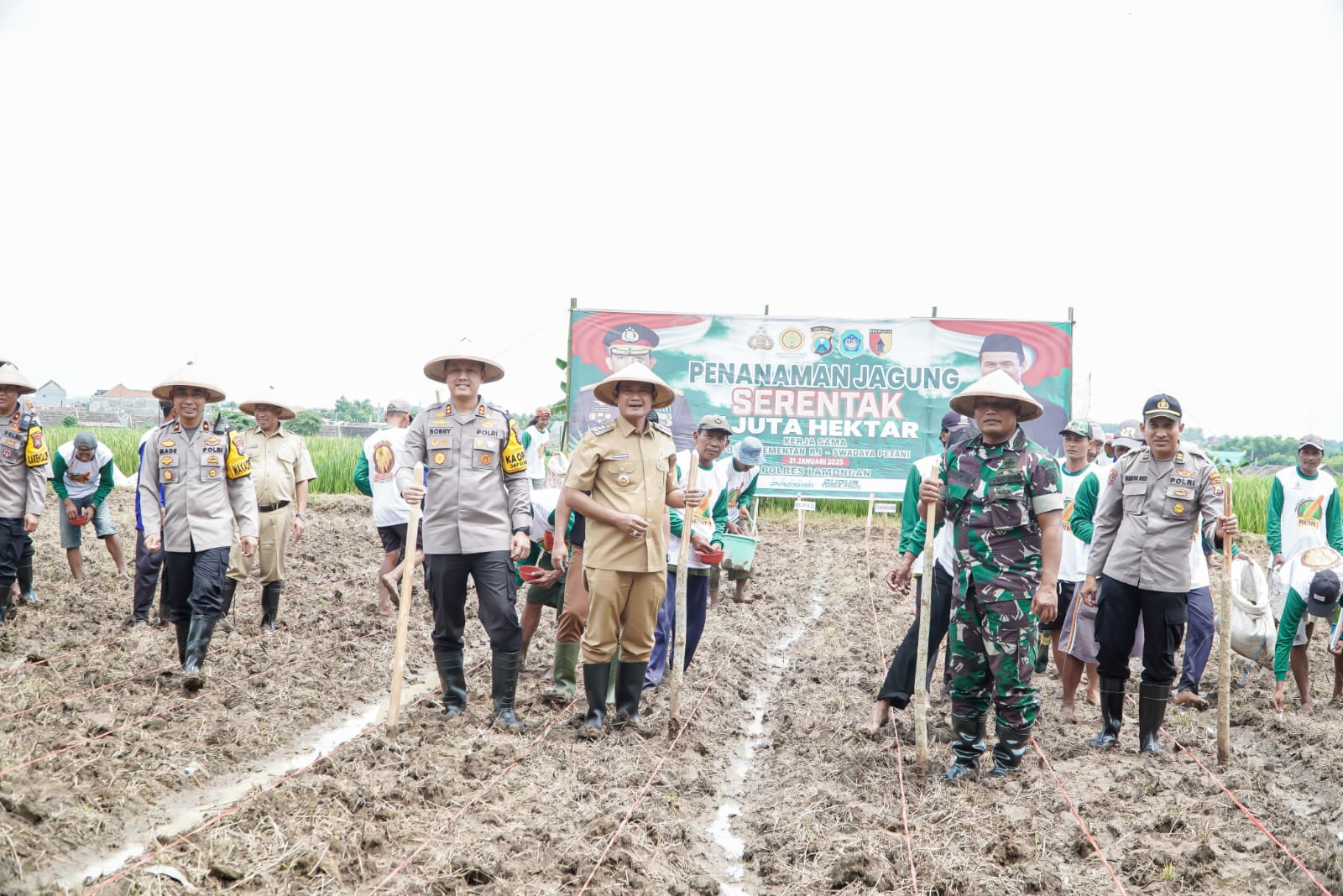 SINERGITAS: Bupati Yes bersama Kapolres Lamongan,&nbsp;AKBP Bobby Adimas Candra Putra saat meninjau penanaman jagung serentak 1 juta ha.