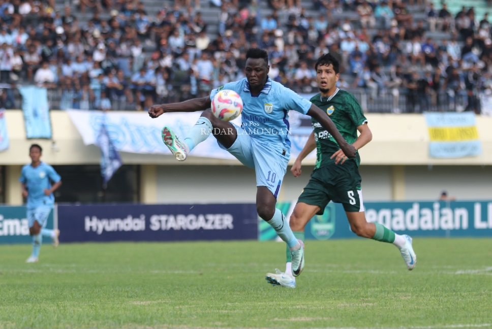 TAK SESUAI HARAPAN: Persela hanya bermain imbang 1-1 saat menjamu PSKC Cimahi di depan ribuan fans setianya.&nbsp;ANJAR / RADAR LAMONGAN